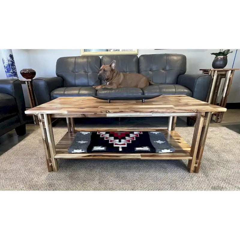 Table basse en acacia massif avec étagère