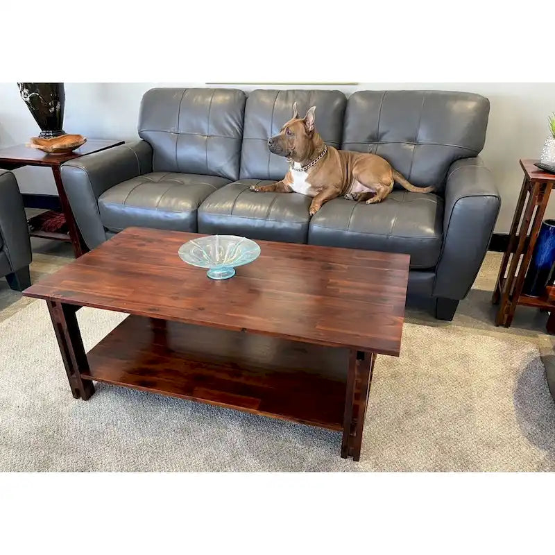 Table basse en acacia massif avec étagère