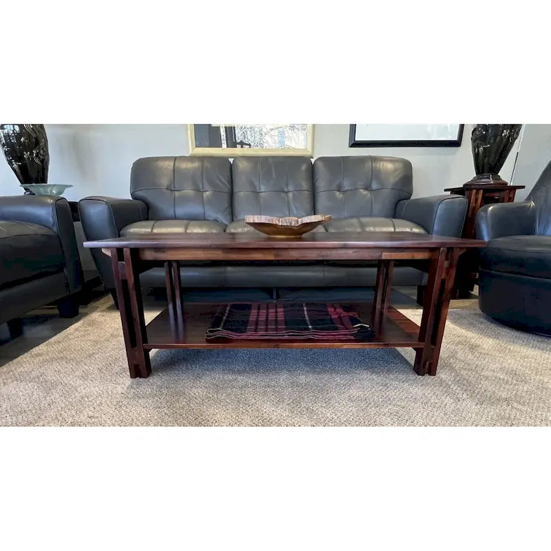 Table basse en acacia massif avec étagère