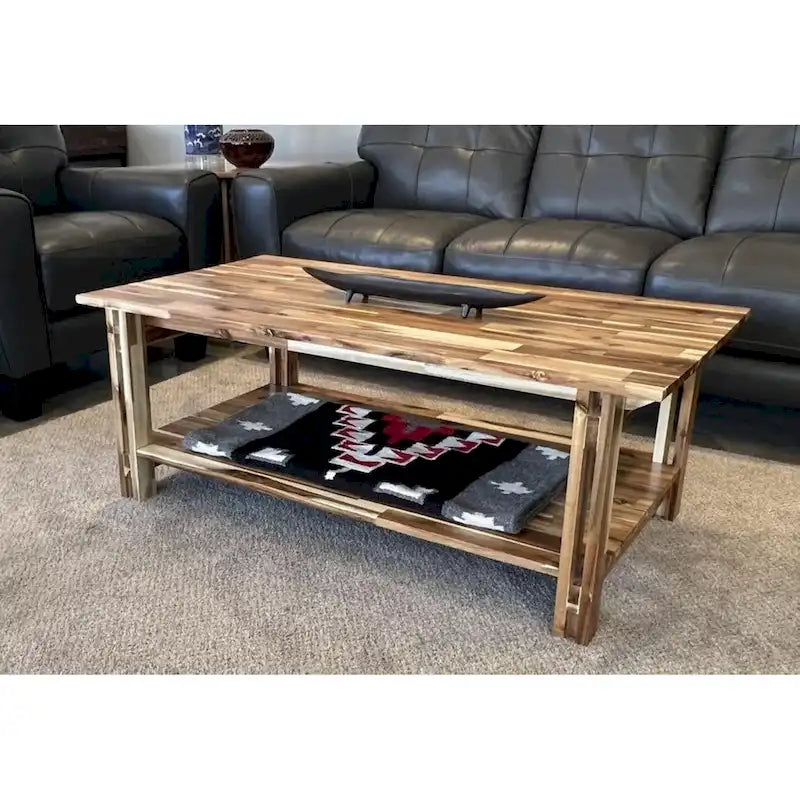 Table basse en acacia massif avec étagère