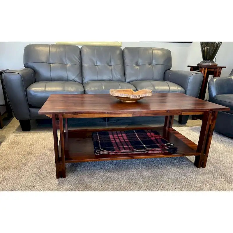 Table basse en acacia massif avec étagère